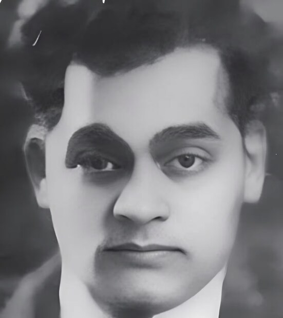 কুমার সেন ছিলেন একজন চলচ্চিত্র নির্মাতা যিনি ভারতীয় চলচ্চিত্রের গল্প বলার ধরন গঠনে গুরুত্বপূর্ণ ভূমিকা পালন করেছিলেন। শশধর মুখোপাধ্যায়, কাজলের পিতামহ: শশধর মুখোপাধ্যায় ছিলেন একজন চলচ্চিত্র নির্মাতা এবং ফিল্মিস্তান স্টুডিওর প্রতিষ্ঠাতা সদস্যদের একজন। তিনি ১৯৪০ এবং ৫০-এর দশকে অনেক ব্লকবাস্টার ছবি প্রযোজনা করেছিলেন। 