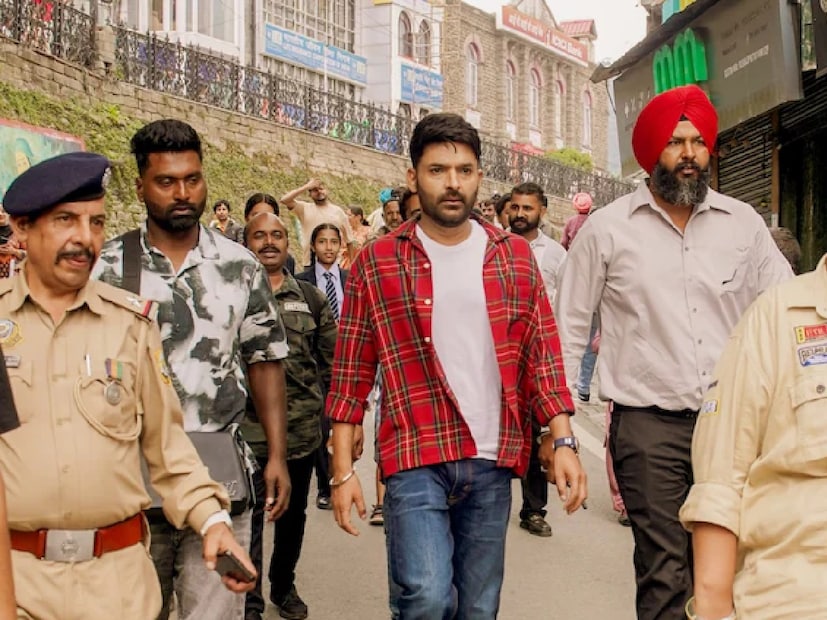  মুহূর্তে কপিল শর্মা নিঃসন্দেহে দেশের অন্যতম সেরা কমেডিয়ান। বিশাল ফ্যান ফলোয়িং। তাঁর শো-ও অত্যন্ত জনপ্রিয়। কপিলের জীবন ঘটনাবহুল। উত্থান-পতনে ভরা। এ কথা নিজেই বলেছেন কপিল, “থিয়েটার দিয়ে কেরিয়ার শুরু করেছিলাম। অনেক বছর দিল্লিতে কাটিয়েছি। তারপর মুম্বই। আমি ভগবানের কাছে কৃতজ্ঞ। তিনি আমাকে সঠিক পথ দেখিয়েছেন।” রিয়েলিটি শো-ই কপিলের জীবনের মোড় ঘুরিয়ে দেয়। তাঁর কথায়, “রিয়েলিটি শো-তে নির্বাচিত হওয়ার পর সবকিছু বদলে যায়। সেই সময়ই প্রথম বিমানে উঠি। দারুণ অনুভূতি ছিল।” এরপর কিছুটা দার্শনিকের সুরে বলেন, “জীবনে অনেকে ওঠাপড়া এসেছে। কিন্তু আমি মনে করি, এটাই জীবন।”