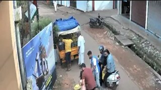 কেরলের রাস্তায় বালিকার প্রাণ বাঁচানোর চেষ্টা যুূবকদের৷ 