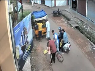 কেরলের রাস্তায় বালিকার প্রাণ বাঁচানোর চেষ্টা যুূবকদের৷ 