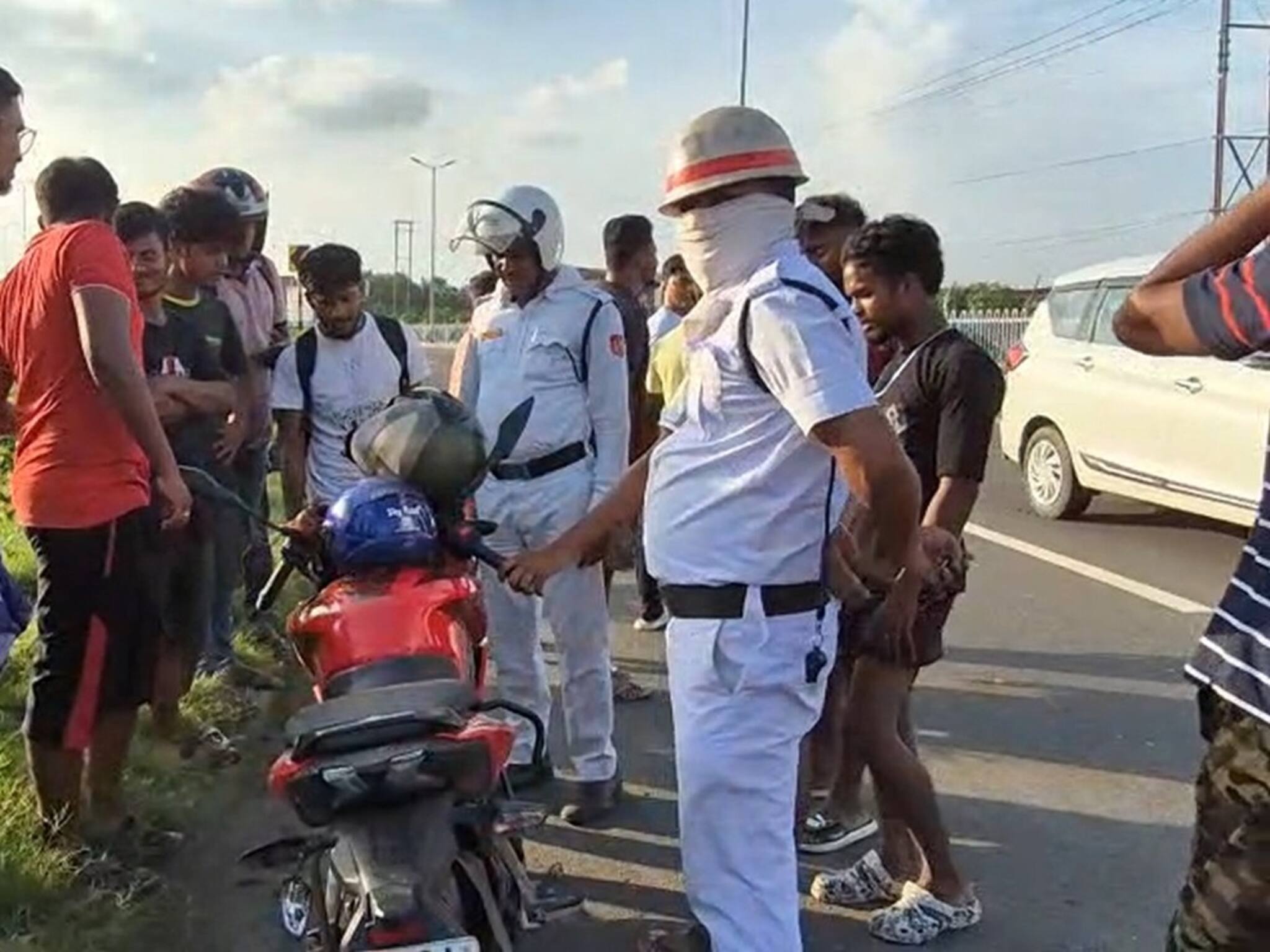 গতির নেশায় সজোরে ট্রাফিক পোস্টে ধাক্কা, পাশের লেনে ছিটকে পড়ল বাইক! ঘটনাস্থলেই যা হল...