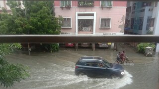 রাতভর টানা বৃষ্টিতে বিপর্যস্ত শহর