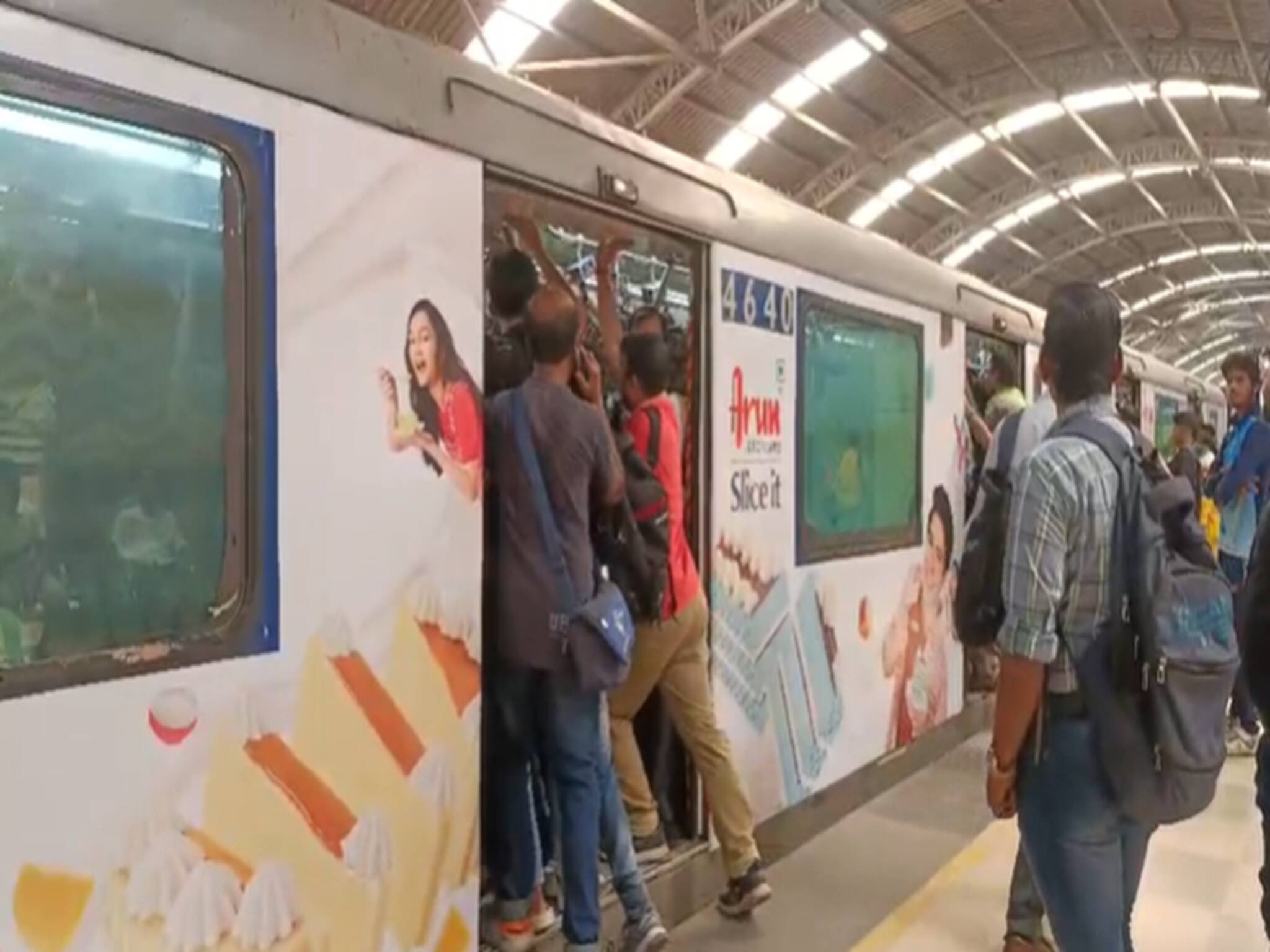 Kolkata Metro Problem: স্টেশনে ঢোকার মুখে ৫৪ মিনিট দাঁড়িয়ে মেট্রো! সপ্তাহের প্রথম দিনই চরম দুর্ভোগ, নাকাল যাত্রীরা