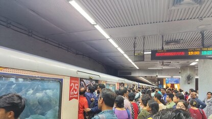 দুর্ভোগের মধ্যেও রেকর্ড যাত্রী পরিবহণ কলকাতা মেট্রোয় ! দুর্ভোগের মধ্যেও রেকর্ড যাত্রী পরিবহণ কলকাতা মেট্রোয় !