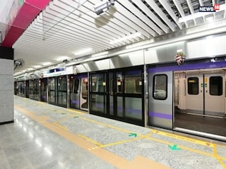 প্রথম পরিষেবা:-হাওড়া ময়দান থেকে সল্টলেক সেক্টর V পর্যন্ত দুপুর ২:৩০ টায়দুপুর ২:৩৪ টায়। সল্ট লেক সেক্টর V থেকে হাওড়া ময়দানশেষ পরিষেবা:-হাওড়া ময়দান থেকে সল্ট লেক সেক্টর V পর্যন্ত ০৪:০৬ ঘন্টায়সল্ট লেক সেক্টর V থেকে হাওড়া ময়দান পর্যন্ত ০৪:১৮ ঘন্টায়