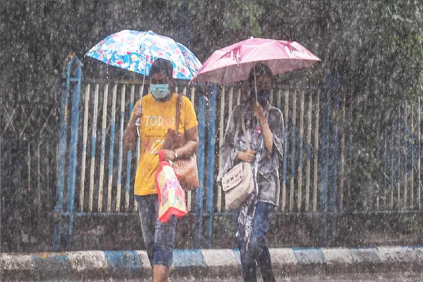*এদিকে, আগামী দু-ঘণ্টায় বজ্রবিদ্যুৎ-সহ ঝড়-বৃষ্টির সতর্কতা, রাজ্যের আরও চার জেলায়। বজ্রবিদ্যুৎ-সহ ঝড়-বৃষ্টির হলুদ সতর্কতা হাওড়া, পূর্ব বর্ধমান, হুগলি, বাঁকুড়ায়। ফাইল ছবি। 