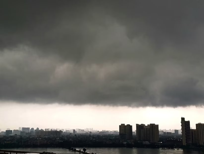 সকাল থেকে রোদের তেজের পর তৃতীয়ার সন্ধেয় ফের কলকাতায় বজ্রবিদ্যুৎ-সহ ঝড়-বৃষ্টির পূর্বাভাস।