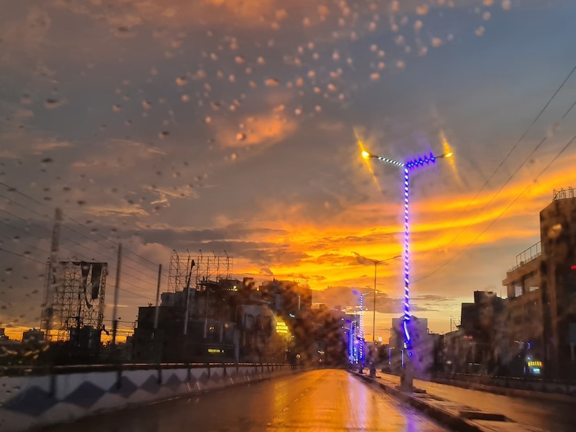 উত্তরবঙ্গে আজ, মঙ্গলবার ও আগামিকাল, বুধবার ভারী বৃষ্টির সম্ভাবনা রয়েছে। বিক্ষিপ্তভাবে বজ্রবিদ্যুৎ-সহ বৃষ্টির সম্ভাবনা সব জেলাতেই। বিক্ষিপ্তভাবে ভারী বৃষ্টি হবে আলিপুরদুয়ার, কোচবিহার ও জলপাইগুড়ি জেলায় বিক্ষিপ্তভাবে দু-এক জায়গায়। বাকি জেলাতে বজ্রবিদ্যুৎ-সহ বৃষ্টির সম্ভাবনা রয়েছে। বুধবার থেকে বৃষ্টির সম্ভাবনা কমবে উত্তরবঙ্গের জেলাগুলিতে।
