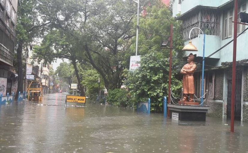 প্রবল বৃষ্টিতে অনেকের বাড়িতেই জল ঢুকে গিয়েছে। জমা জল সরানোর আগে বাড়ির মেন সুইচ বন্ধ করে দিন। শিশু বা বয়স্কেরা থাকলে সেই জলে পা রাখতে দেবেন না।