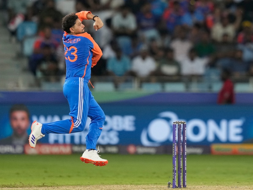 সাইম আয়ূবকে আউট করে নিজের উইকেটের খাতা খোলেন কুলদীপ যাদব। এরপর ১৭তম ওভারে ৩টি উইকেট নেন ভারতীয় স্পিনার। সাজঘরে ফেরত পাঠান সমলম আলি আঘা, শাহিন আফ্রিদি ও ফাহিম আশরফকে। (Photo-AP)