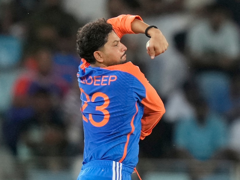 এছাড়া এশিয়া কাপের ইতিহাসে এক মরশুমে সর্বোচ্চ উইকেট নেওয়ার নিরিখেও যৌথভাবে শীর্ষস্থানে উঠে এলেন কুলদীপ যাদব। কুলদীপ ও শ্রীলঙ্কার প্রাক্তন স্পিনার অজন্তা মেন্ডিস দুজনেই এক এশিয়া কাপে ১৭টি করে উইকেট নিয়েছেন। (Photo-AP)
