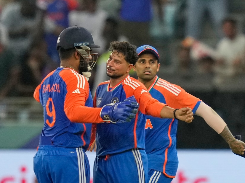 এর আগে এশিয়া কাপের ইতিহাসে সর্বোচ্চ উইকেট শিকারী ছিলেন লাসিথ মালিঙ্গা। ৩৩টি উইকেট ছিল শ্রীলঙ্কার প্রাক্তন পেসারের দখলে। ফাইনালের আগে কুলদীপের উইকেট ছিল ৩২। ফাইনালে বোলিংয়ের পর ৩৬ উইকেট নিয়ে শীর্ষে কুলদীপ যাদব। (Photo-AP)