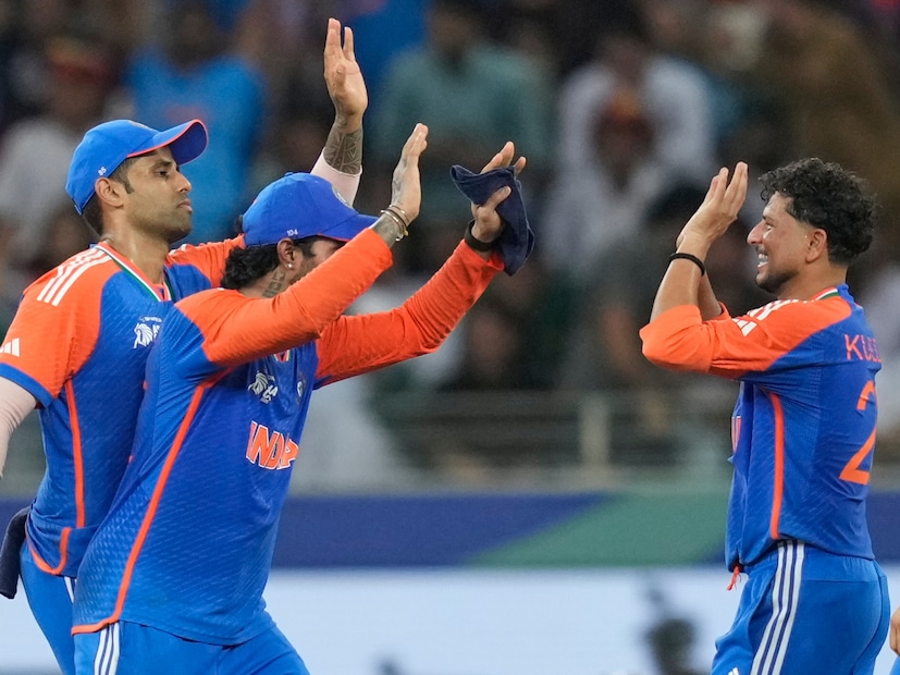 এছাড়া একটি নির্দিষ্ট এশিয়া কাপে ভারতীয়দের মধ্যে সর্বোচ্চ উইকেট শিকারী হওয়ার নজিরও নিজের নামে করেছেন কুলদীপ যাদব। এর আগে ইরফান পাঠানের ১৪টি উইকেট ছিল। কুলদীপ এই এশিয়া কাপে নিয়েছেন ১৭ উইকেট। (Photo-AP)