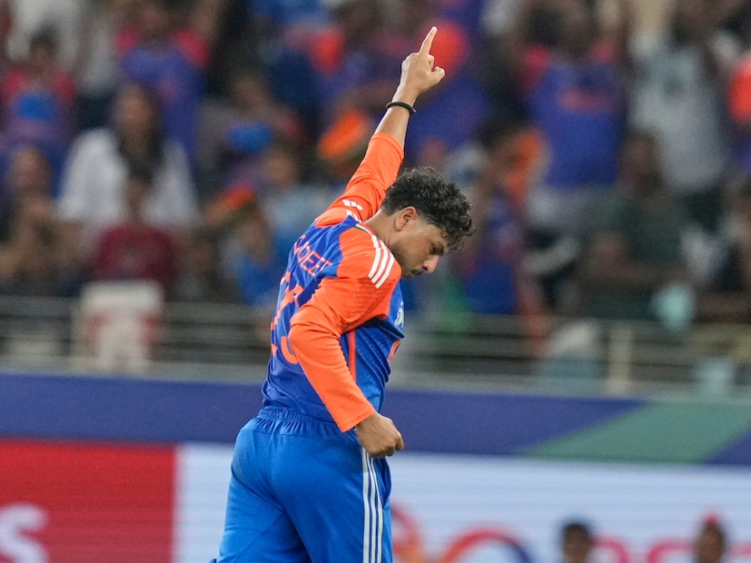 এশিয়া কাপের ফাইনালে দুরন্ত বোলিং করে নতুন ইতিহাস রচনা করলেন কুলদীপ যাদব। ৪ ওভারে ৩০ রান দিয় ৪ জন পাকিস্তানি ব্যাটারের উইকেট শিকার করে এশিয়া কাপের ইতিহাসে সর্বোচ্চ উইকেট শিকারী হলেন চায়নাম্যান স্পিনার।  (Photo-AP)