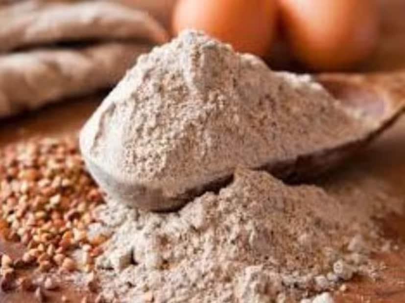 দিল্লির বেশ কয়েকটি এলাকায় 'Buckwheat', যাকে চলতি বাংলায় 'ঢেমসি' বলা হয়ে থাকে, তার আটা খেয়ে প্রায় ১৫০ থেকে ২০০ জন অসুস্থ হয়ে পড়েছেন। রোগীদের অবস্থা গুরুতর নয় এবং স্থিতিশীল বলেও জানা গিয়েছে। মঙ্গলবার সকালে পুলিশ খবর পায় যে ঢেমসির আটা খাওয়ার পর বেশ কয়েকজন শারীরিক অস্বস্তি এবং বমির অভিযোগ করেছেন। আক্রান্তদের জাহাঙ্গীরপুরীর বাবু জগজীবন রাম (বিজেআরএম) হাসপাতালে নিয়ে যাওয়া হয় এবং পুলিশ খাদ্য বিভাগকে অবহিত করে। আক্রান্তরা মূলত জাহাঙ্গীরপুরী, মহেন্দ্র পার্ক, সময়পুর, ভালসোয়া ডেয়ারি, লাল বাগ এবং স্বরূপ নগর এলাকার বাসিন্দা। উত্তরপ্রদেশের মেরঠেও একই রকম একটি ঘটনা ঘটেছে, যেখানে ঢেমসির আটা খেয়ে প্রায় ১৫০ জন অসুস্থ হয়ে পড়েছেন। তাঁদের জেলা হাসপাতালে ভর্তি করা হয়েছে। (Representative Image)