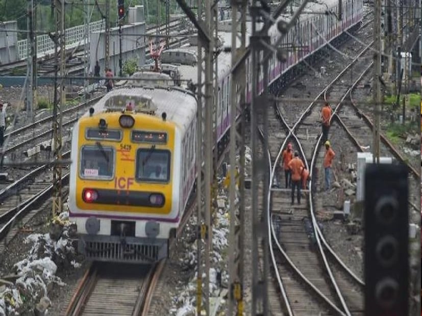 ০৭.১২.২০২৫ তারিখে সংক্ষিপ্ত সমাপ্তি/সংক্ষিপ্ত যাত্রা৩৩৮১২ বনগাঁ – শিয়ালদহ লোকাল দমদম ক্যান্টনে সংক্ষিপ্ত সমাপ্তি করা হবে। ৭.১২.২০২৫ তারিখে শিয়ালদহের পরিবর্তে স্টেশন এবং ৩৩৮১৫ শিয়ালদহ - বনগাঁ লোকাল শিয়ালদহের পরিবর্তে দমদম ক্যান্টনমেন্ট স্টেশন থেকে সংক্ষিপ্তভাবে ছেড়ে যাবে।
