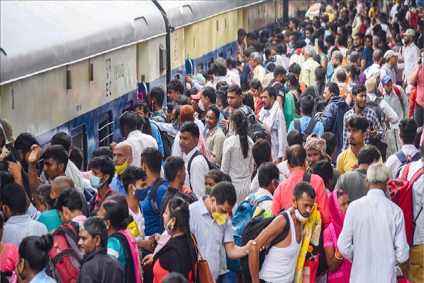 অন্য একজন যাত্রী বলেন, 'রাজগীর প্যাসেঞ্জার করোনাকাল থেকেই বন্ধ। এই রুটের একটাই প্যাসেঞ্জার ট্রেন। সেটা চারদিন বন্ধ থাকায় সাধারণ যাত্রীদের খুবই অসুবিধে হবে। ট্রেন বাতিল থাকলে সব থেকে বেশি সমস্যায় পড়বেন রোগীর পরিবার এবং আত্মীয়-স্বজনের। গাড়ি ভাড়া করে মানুষকে রামপুরহাট মেডিক্যাল সহ বিভিন্ন জায়গায় যেতে হবে। তিনি আরও বলেন, বড়লোকদের জন্য বন্দেভারত চলবে। আর সাধারণ মানুষের ট্রেন বলে এটা বন্ধ থাকবে!'