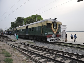 বিধাননগর রোড স্টেশন থেকে নয়া ট্রেন