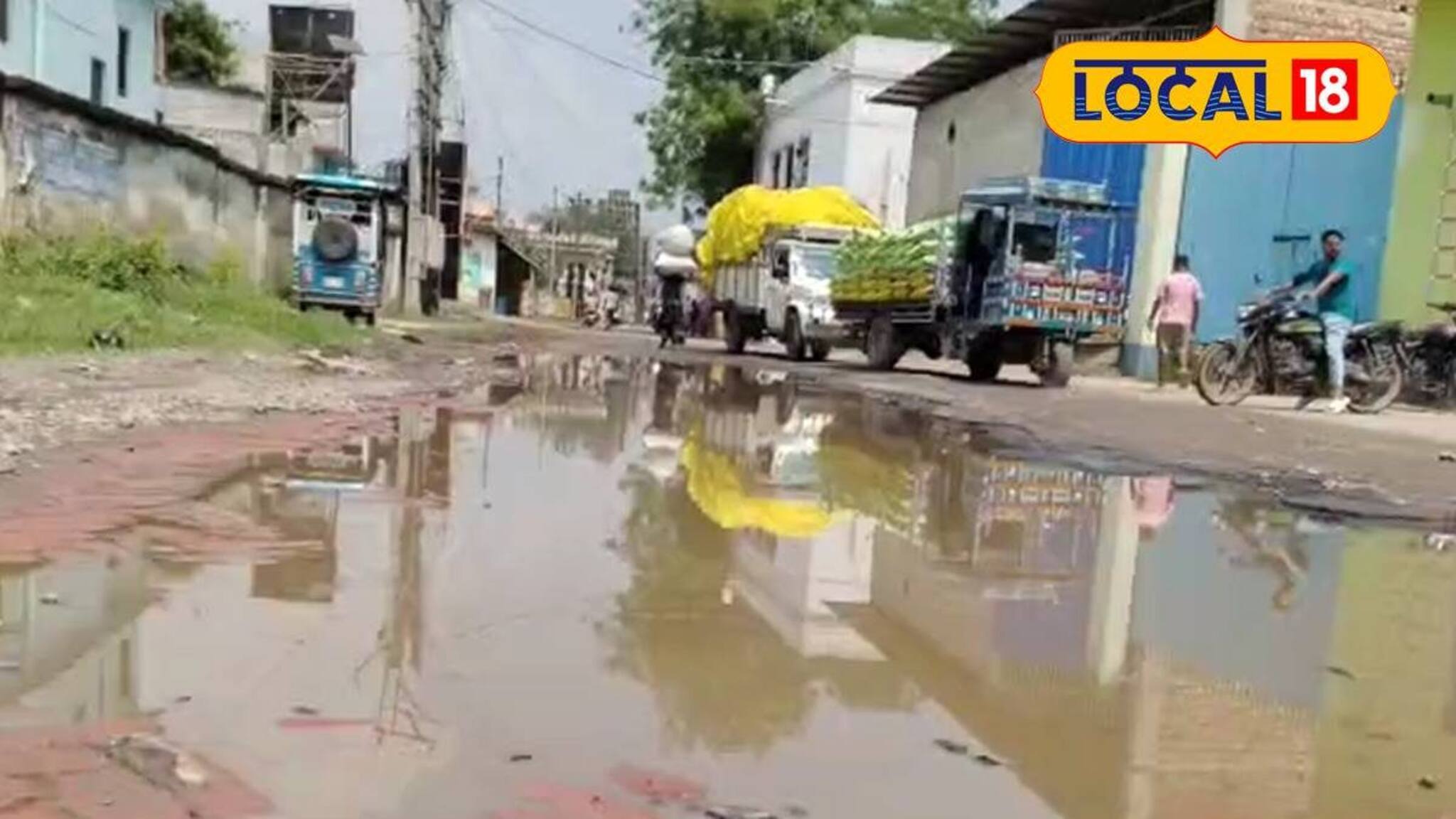 ৪ বছর ধরে রাস্তা বেহাল! খানাখন্দে ভর্তি, উঠেছে পিচের প্রলেপ! পুজোর আবহে মালদহে বিক্ষোভ