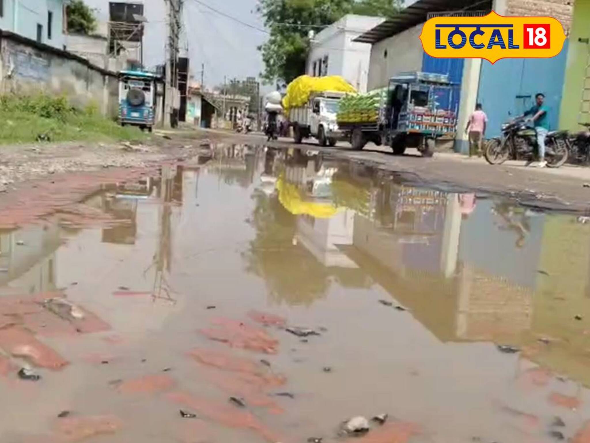 ৪ বছর ধরে রাস্তা বেহাল! খানাখন্দে ভর্তি, উঠেছে পিচের প্রলেপ! পুজোর আবহে মালদহে বিক্ষোভ