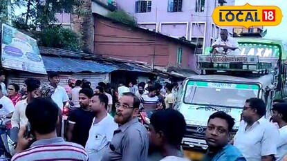 রাস্তা অবরোধ করে বিক্ষোভ রাস্তা অবরোধ করে বিক্ষোভ