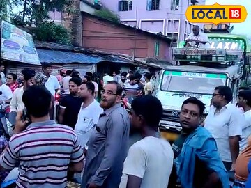 রাস্তা অবরোধ করে বিক্ষোভ