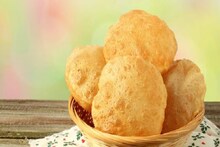 আটা, ময়দায় মেশান '১' চামচ ঠান্ডা জিনিস, এক ফোঁটা তেলও শোষণ করবে না! লুচি হবে তুলতুলে নরম