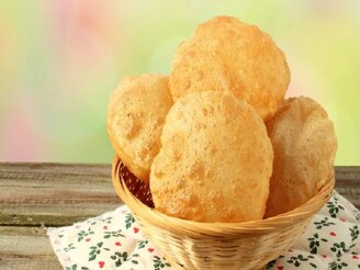 আটা, ময়দায় মেশান '১' চামচ ঠান্ডা জিনিস, এক ফোঁটা তেলও শোষণ করবে না! লুচি হবে তুলতুলে নরম