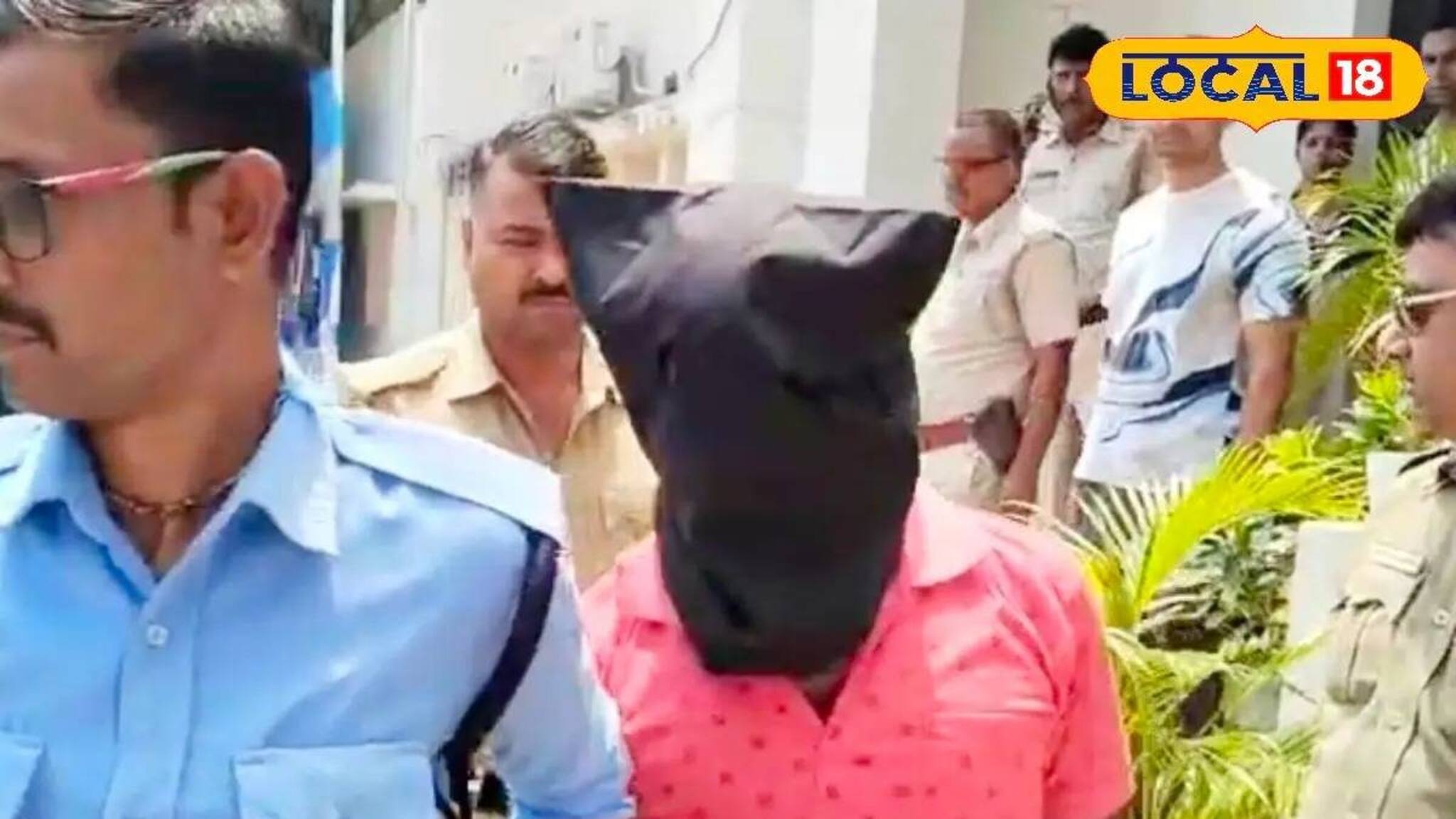 ধরা পড়েও শিক্ষা নেই! কোমরে বন্দুক নিয়ে ঘুরতে গিয়ে পুলিশের জালে যুবক