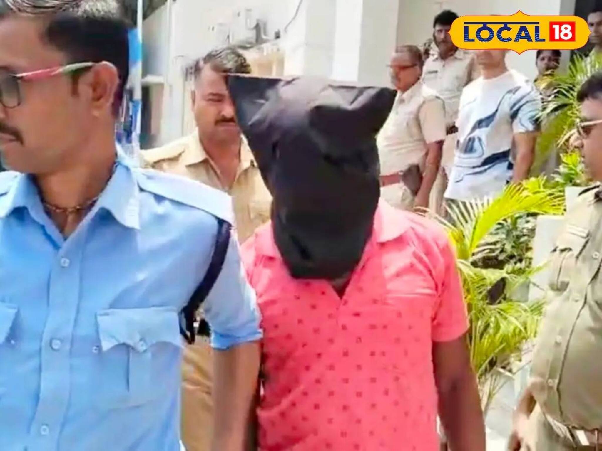 ধরা পড়েও শিক্ষা নেই! কোমরে বন্দুক নিয়ে ঘুরতে গিয়ে পুলিশের জালে যুবক