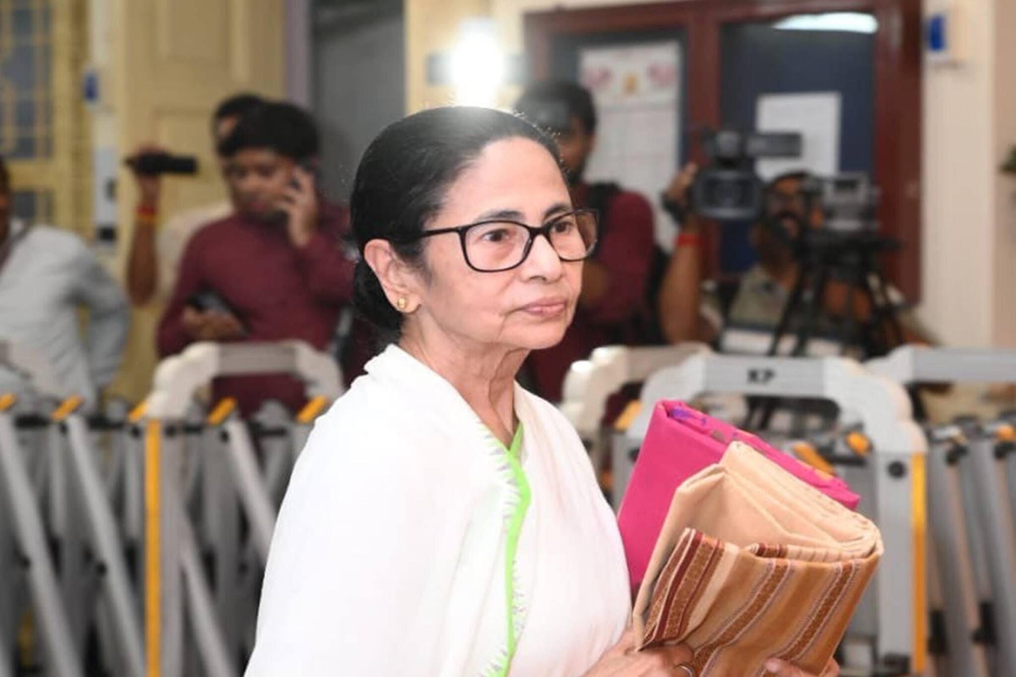 জলপাইগুড়িতে প্রশাসনিক বৈঠক মুখ্যমন্ত্রীর, আদিবাসীদের হাতে জমির পাট্টাও তুলে দেবেন