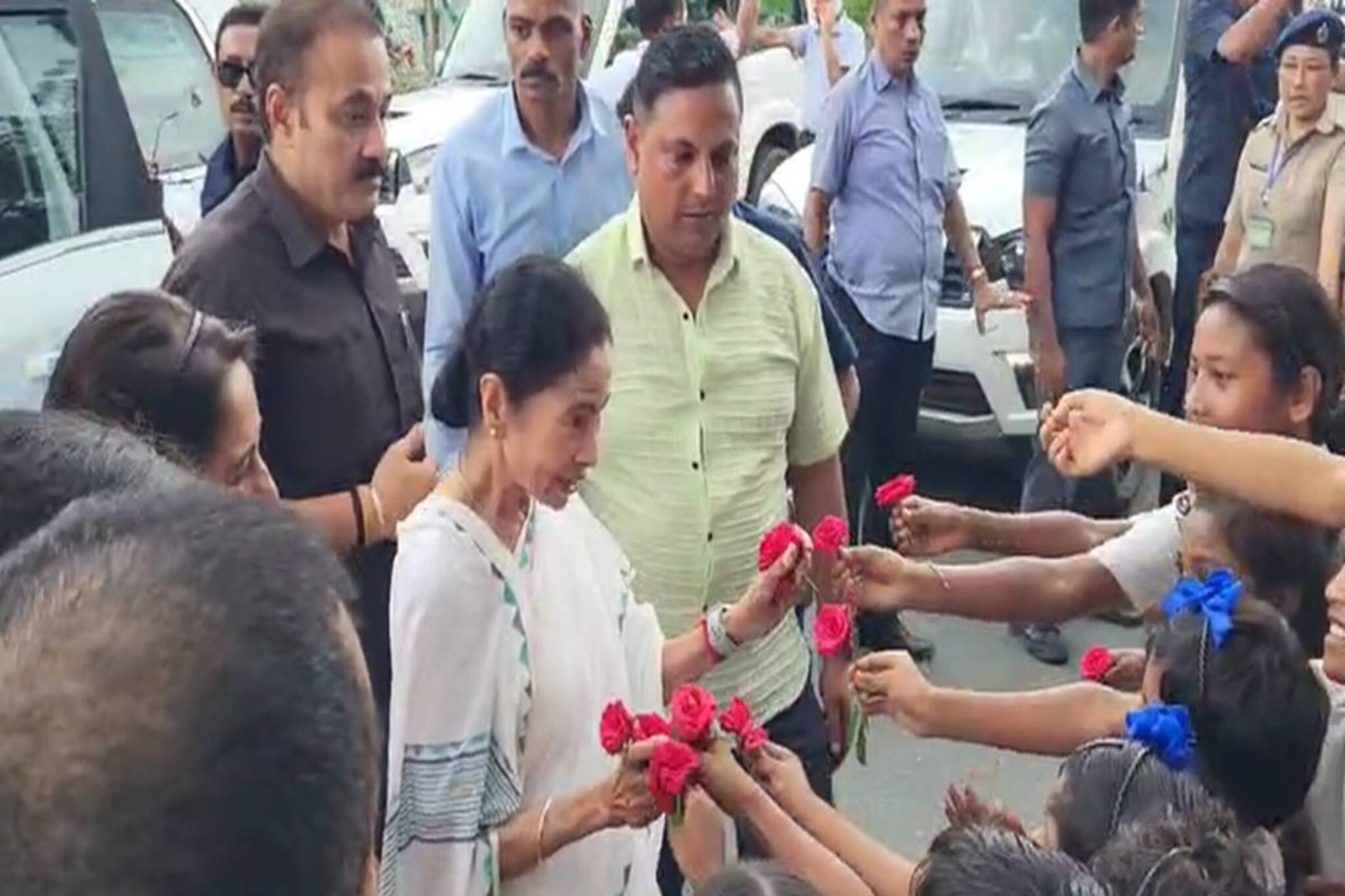 আজই ছিল জন্মদিন, বন্ধুদের সঙ্গে অপেক্ষায় পড়ুয়া! গাড়ি থামিয়ে কী উপহার দিয়ে গেলেন মমতা