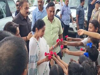 খুদে পড়ুয়াদের সঙ্গে মুখ্যমন্ত্রী৷