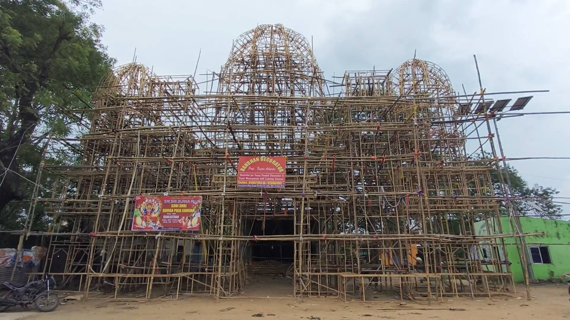 মায়াপুরের ইসকন মন্দিরের ধাঁচে মণ্ডপ তৈরি হচ্ছে আদ্রার কমলাস্থান সার্বজনীন দুর্গাপুজোয় 
