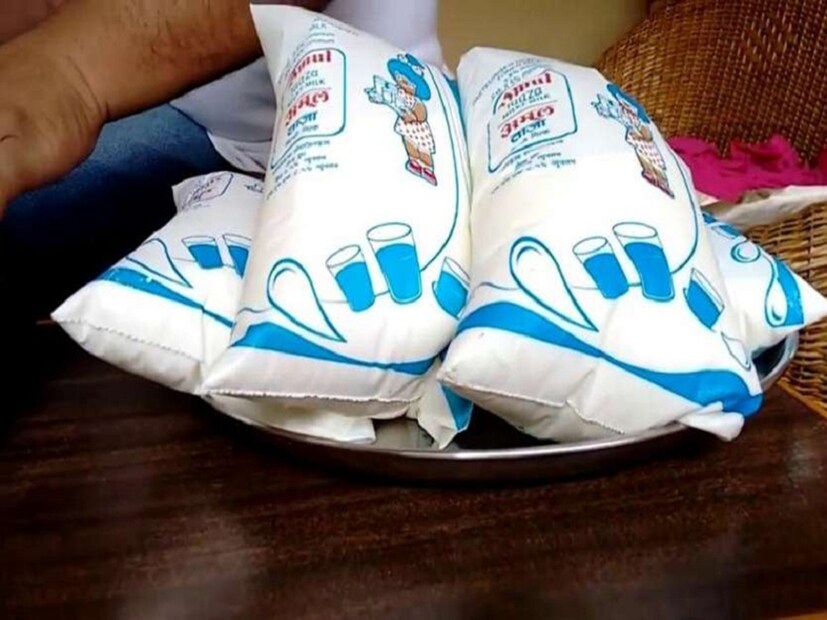 কোন দুধ সস্তা হবেআমুল গোল্ড (ফুল ক্রিম) – ৬৯ থেকে ৬৫-৬৬ টাকা

আমুল ফ্রেশ (টোনড মিল্ক) – ৫৭ থেকে ৫৪-৫৫ টাকা

আমুল টি স্পেশাল – ৬৩ থেকে ৫৯-৬০ টাকা

মহিষের দুধ – ৭৫ থেকে ৭১-৭২ টাকা

গরুর দুধ – ৫৮ থেকে ৫৫-৫৭ টাকা

মাদার ডেয়ারি ফুল ক্রিম – ৬৯ থেকে ৬৫-৬৬ টাকা

মাদার ডেয়ারি টোনড মিল্ক – ৫৭ থেকে ৫৫-৫৬ টাকা

মাদার ডেয়ারি মহিষের দুধ – ৭৪ থেকে ৭১ টাকা

মাদার ডেয়ারির গরুর দুধ – ৫৯ থেকে ৫৬-৫৭ টাকা
