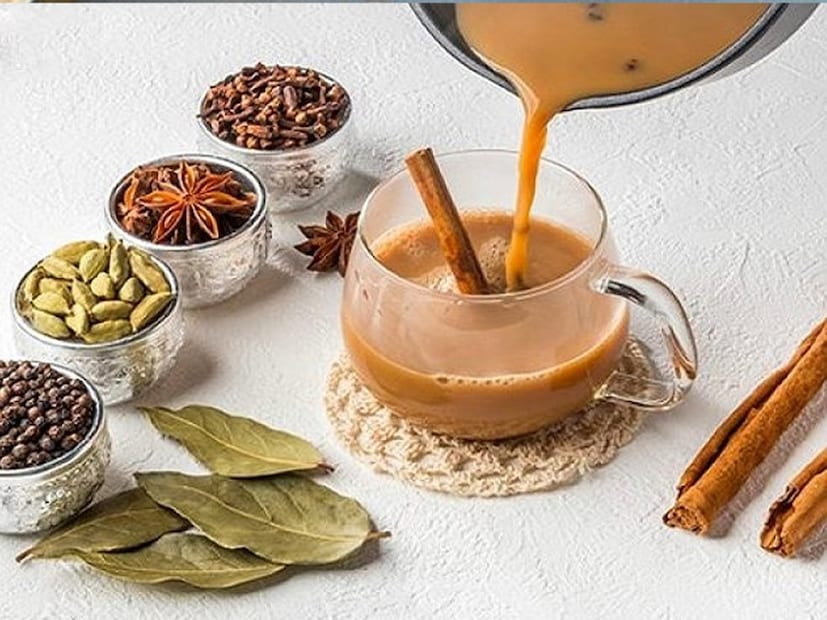 *নিখুঁত চা তৈরির জন্য সর্বদা তাজা দুধ এবং পরিষ্কার জল ব্যবহার করুন। এলাচ, দারুচিনি এবং আদার মতো মশলা হালকা করে গুঁড়ো করুন এবং যোগ করুন যাতে তাদের স্বাদ এবং সুবাস বেরিয়ে আসে। আপনার পছন্দ এবং প্রয়োজন অনুসারে চিনি যোগ করুন, একটি স্বাস্থ্যকর বিকল্পের জন্য আপনি চিনির পরিবর্তে গুড়ও ব্যবহার করতে পারেন।