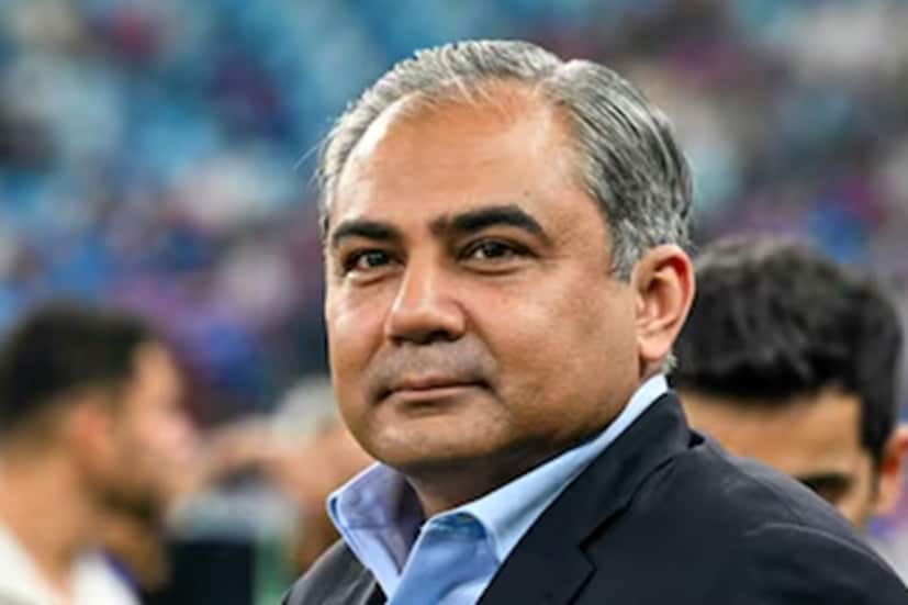 এশিয়া কাপের ট্রফি নিয়েও ভালই নাটক চলেছে নকভির সৌজন্যে! পুরস্কার প্রদান অনুষ্ঠান শুরু হওয়ার আগেই এক বিরাট অচলাবস্থার সৃষ্টি হয়। এক ঘণ্টারও বেশি সময় ধরে পিসিবি প্রধান মঞ্চে দাঁড়িয়ে ছিলেন অন্যান্য বিশিষ্ট ব্যক্তিদের সঙ্গে যাঁদের অন্যান্য পুরস্কার প্রদানের কথা ছিল। ভারতীয় দল কাছাকাছি দাঁড়িয়ে ছিল এবং পাকিস্তানি দল ড্রেসিংরুমে ছিল। ভারতীয়দের বলা হয়েছিল যে পাকিস্তানের মন্ত্রী ট্রফিটি তুলে দেবেন এবং তখনই ভারত তা প্রত্যাখ্যান করে বলেছিল যে তাঁরা নকভির সঙ্গে কথা বলতে চান না। (Photo: AP)