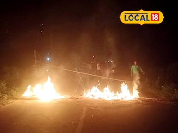 রাস্তায় আগুন জ্বালিয়ে পথ অবরোধ উত্তেজিত জনতার