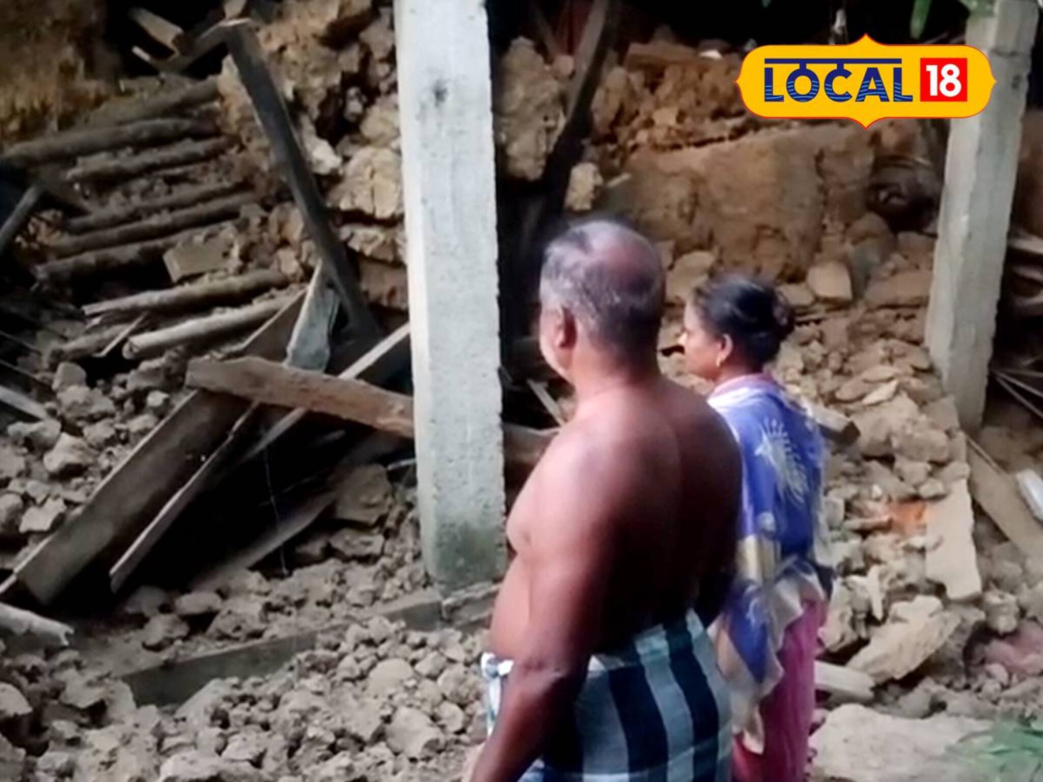 পুজোর মুখে ভেঙে পড়ল বাড়ি! অসহায় পরিবারের পাশে থাকার আশ্বাস তৃণমূল কাউন্সিলরের