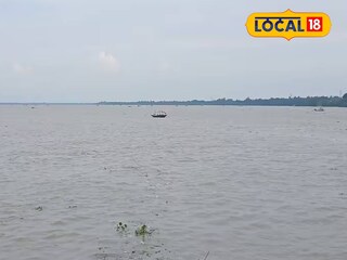 মাঝনদীতে উল্টে গেল মাছ ধরার ডিঙি। প্রতীকী ছবি