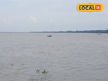 মাঝনদীতে উল্টে গেল মাছ ধরার ডিঙি। প্রতীকী ছবি