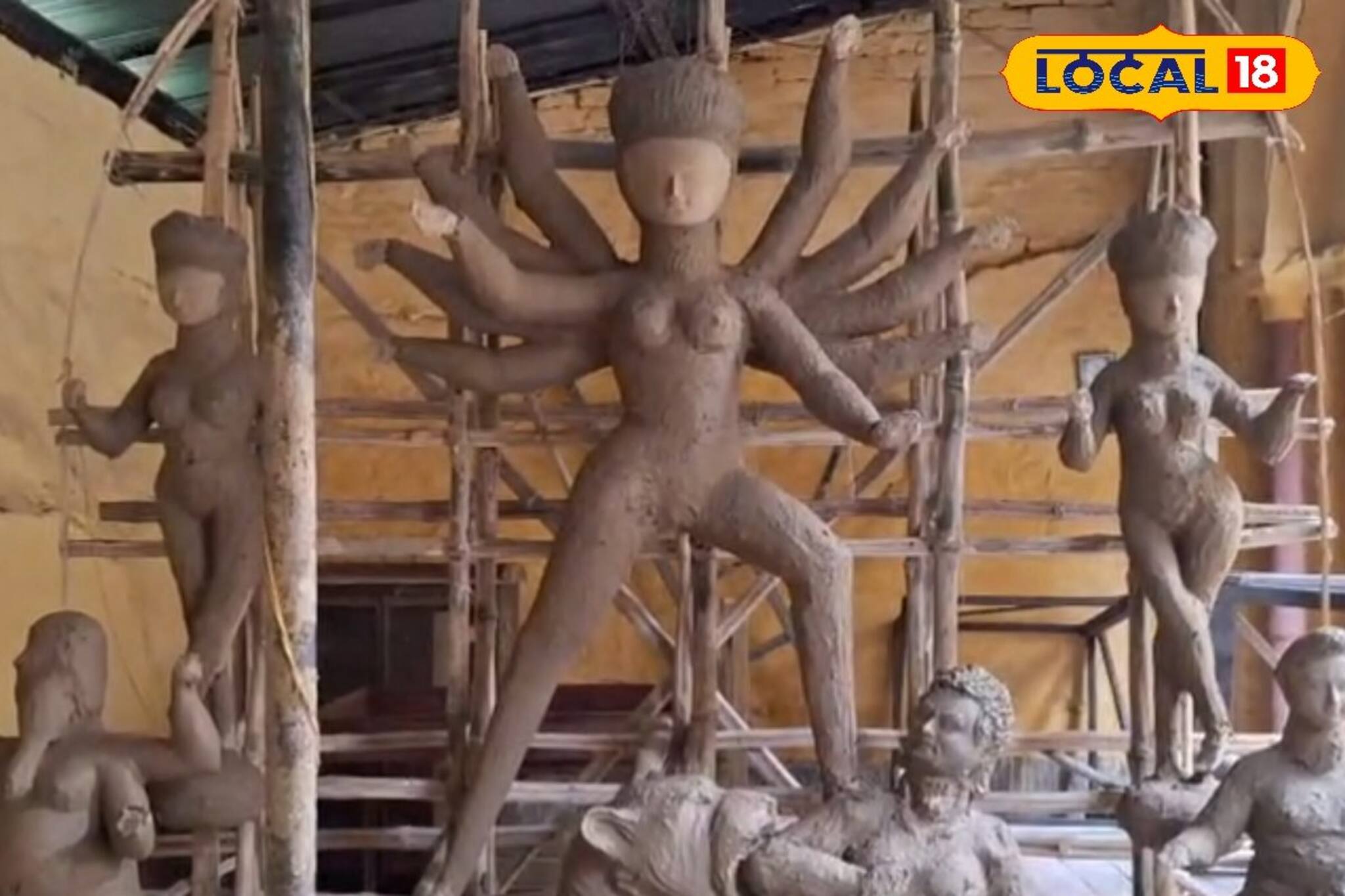 ৫০০ বছরের পুরনো মাটি দিয়ে আজও গড়া হচ্ছে দুর্গা প্রতিমা! কীভাবে সম্ভব?