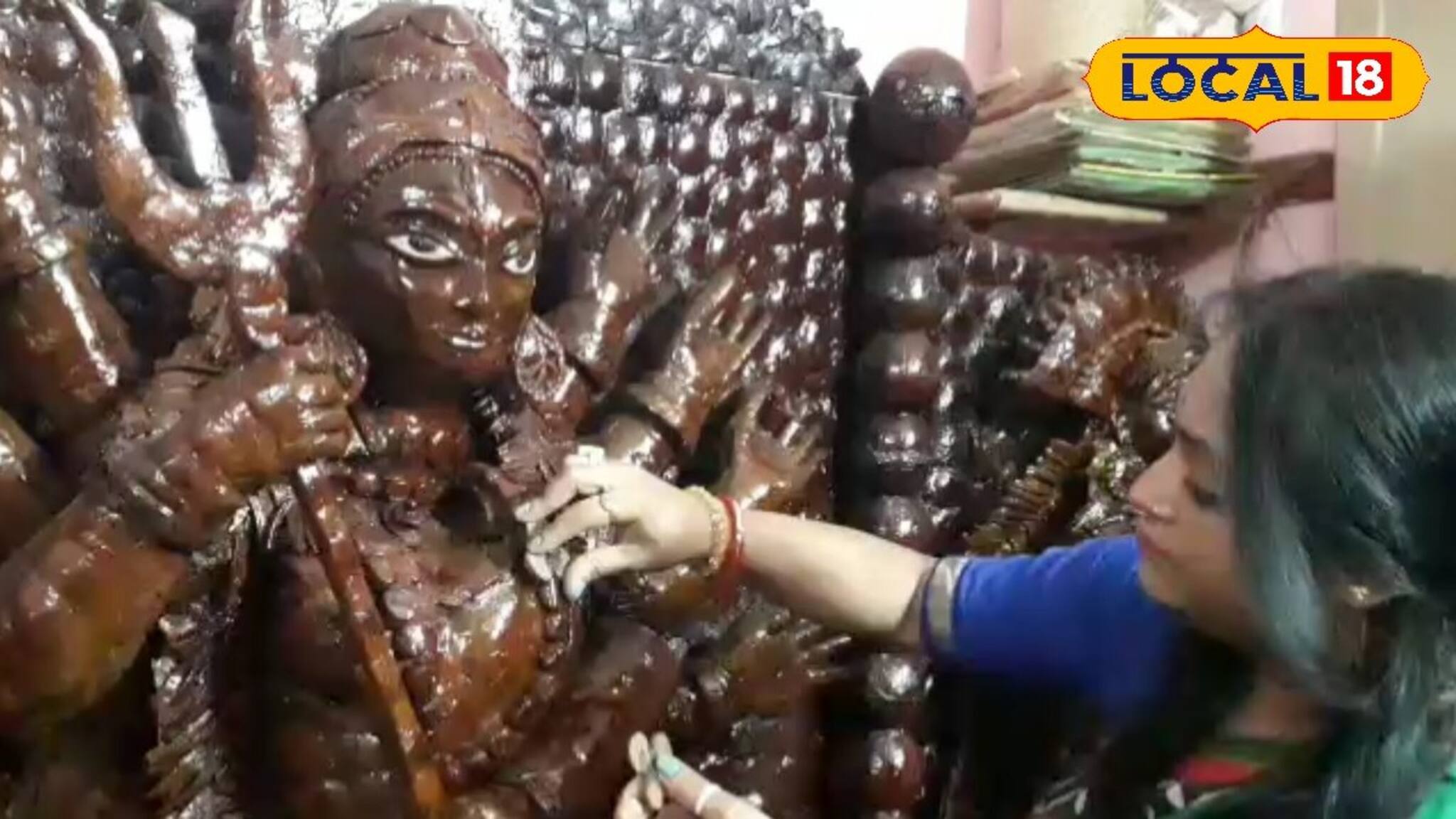 ফেলে দেওয়া নারকেলের মালা পাচ্ছে মা দুর্গার রূপ! এক 'অনন্য' প্রতিমা দর্শন