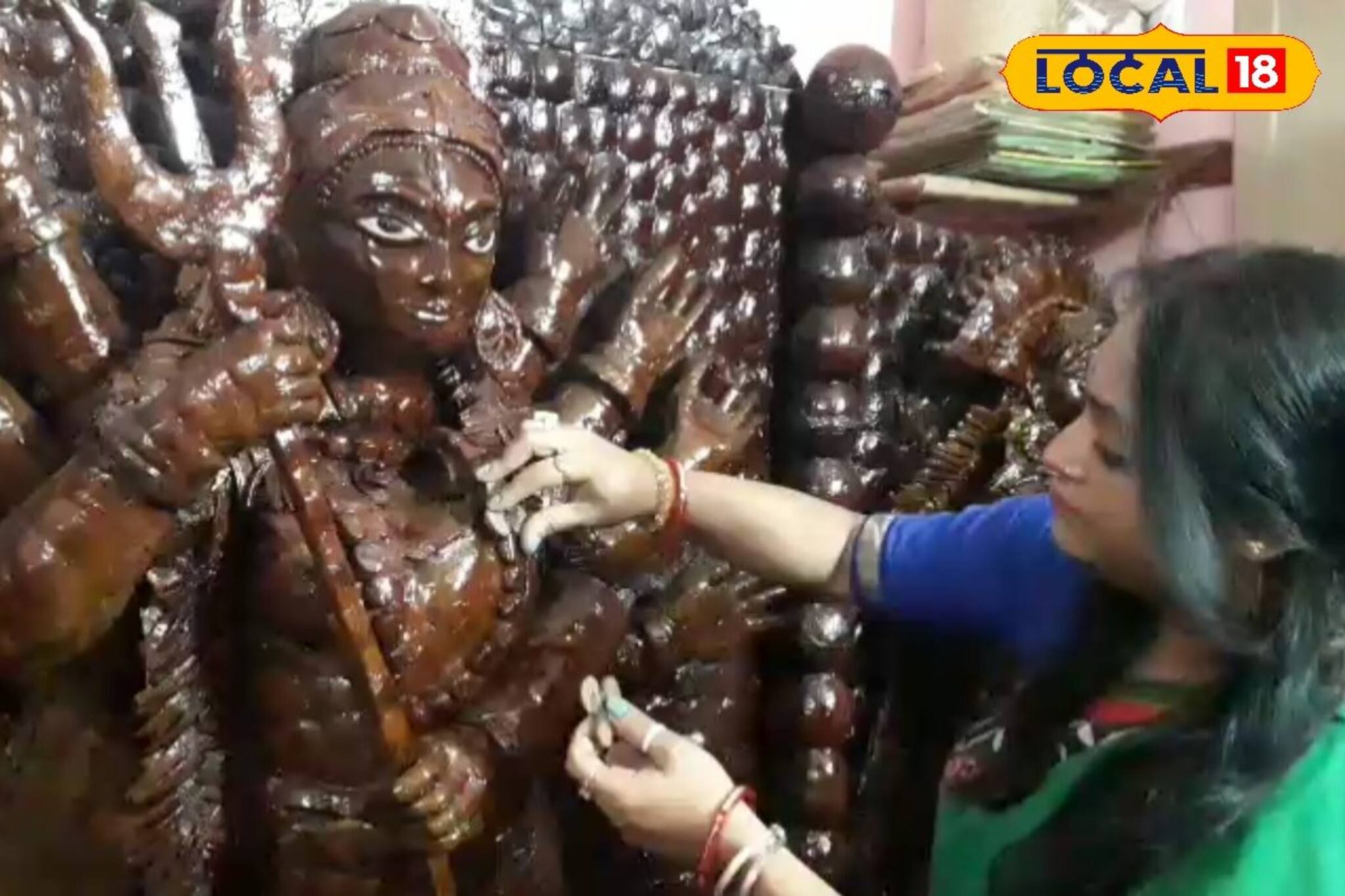 ফেলে দেওয়া নারকেলের মালা পাচ্ছে মা দুর্গার রূপ! এক 'অনন্য' প্রতিমা দর্শন