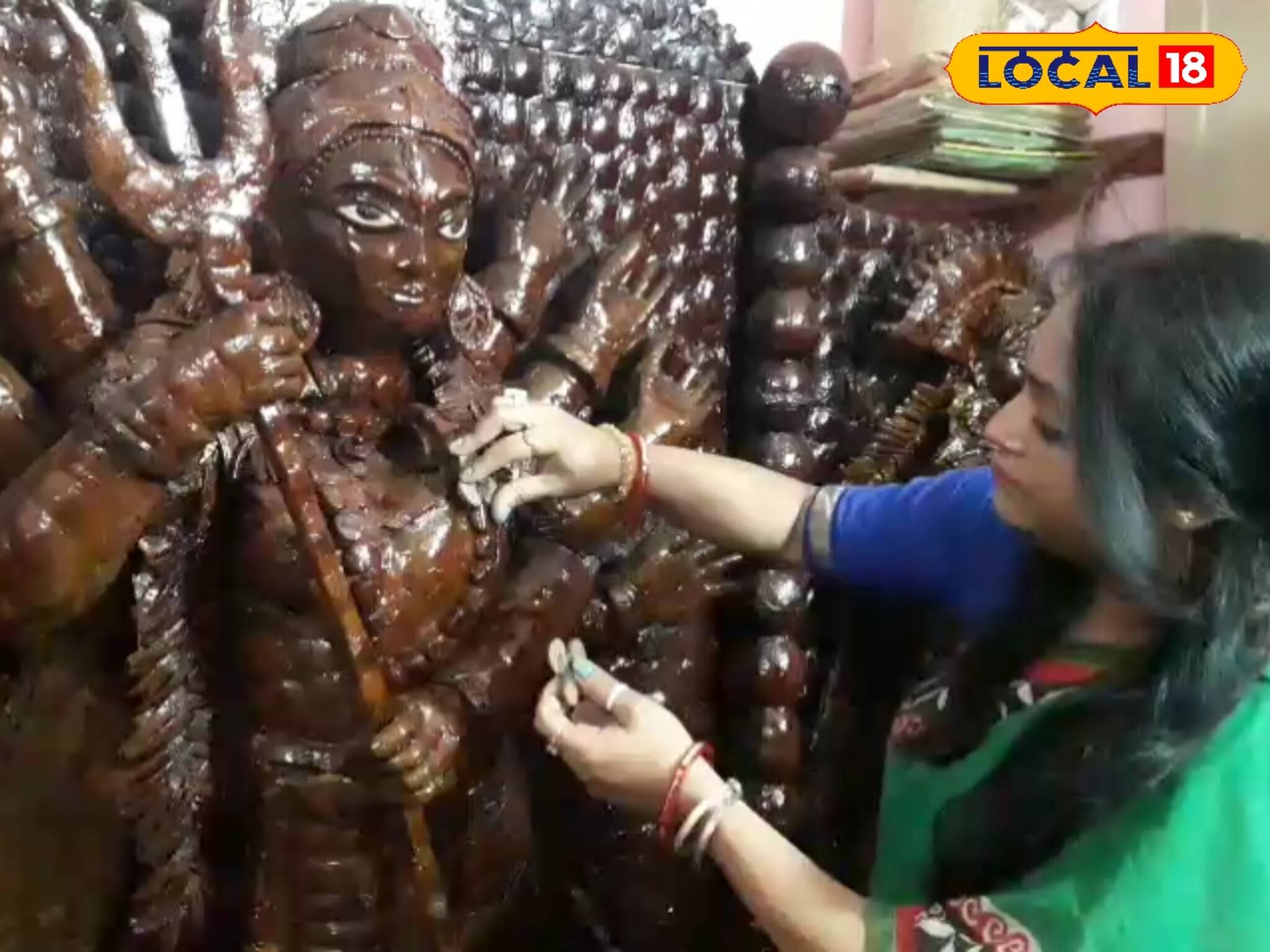 ফেলে দেওয়া নারকেলের মালা পাচ্ছে মা দুর্গার রূপ! এক 'অনন্য' প্রতিমা দর্শন