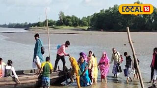 এক হাঁটু কাদায় নেমে জুতো হাতে নৌকা ধরতে হচ্ছে 