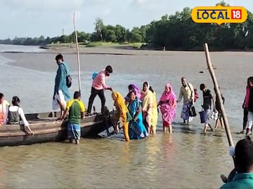এক হাঁটু কাদায় নেমে জুতো হাতে নৌকা ধরতে হচ্ছে 