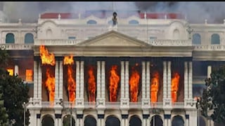 নেপালের প্রধান প্রশাসনিক দফতর সিংহ দরবারে আগুন ধরিয়ে দেন বিক্ষোভকারীরা৷ ছবি-এএফপি নেপালের প্রধান প্রশাসনিক দফতর সিংহ দরবারে আগুন ধরিয়ে দেন বিক্ষোভকারীরা৷ ছবি-এএফপি