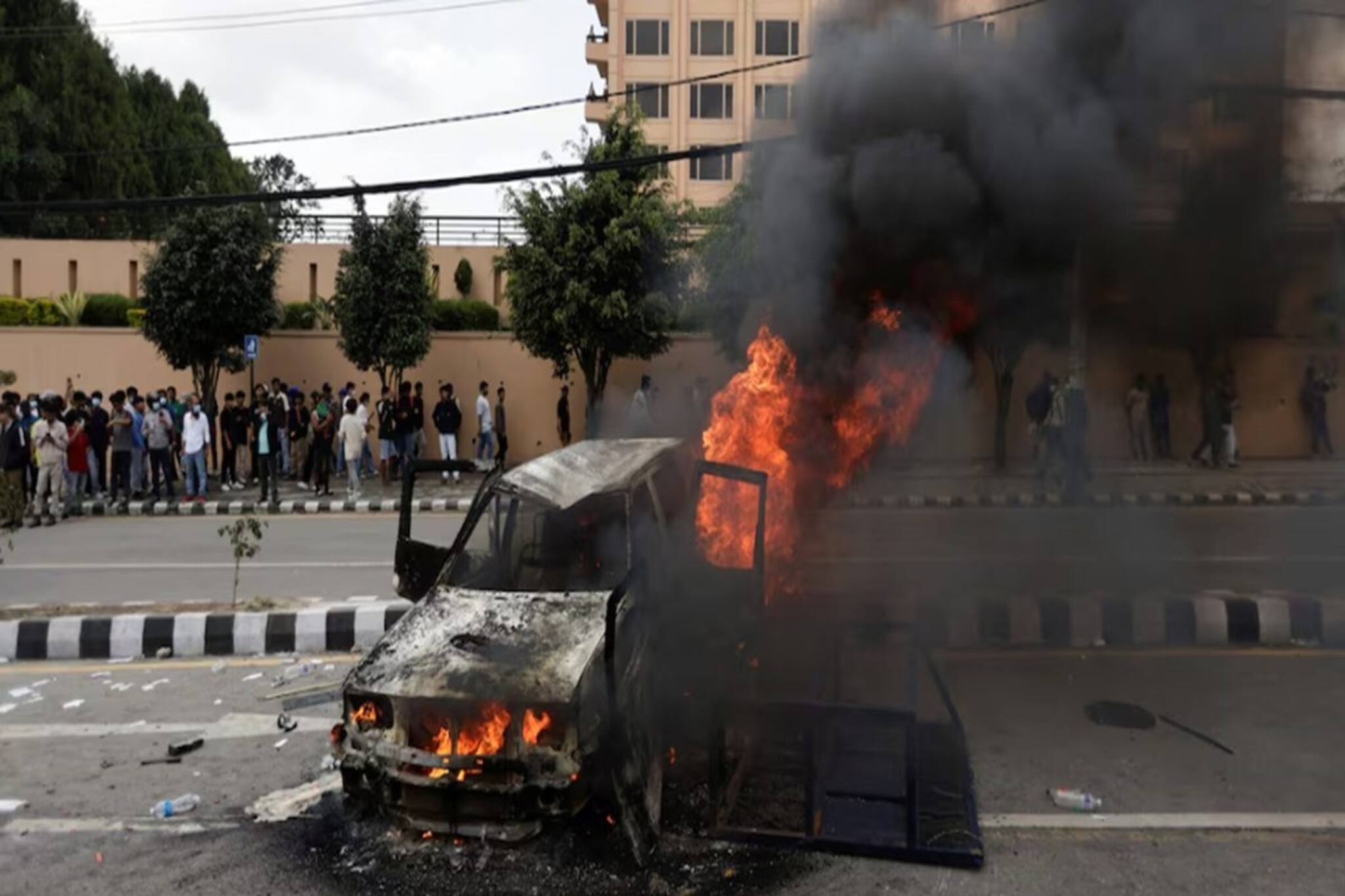 প্রাক্তন প্রধানমন্ত্রীর স্ত্রীকে জীবন্ত পুড়িয়ে হত্যা! Gen Z-র বিক্ষোভে জ্বলছে নেপাল
