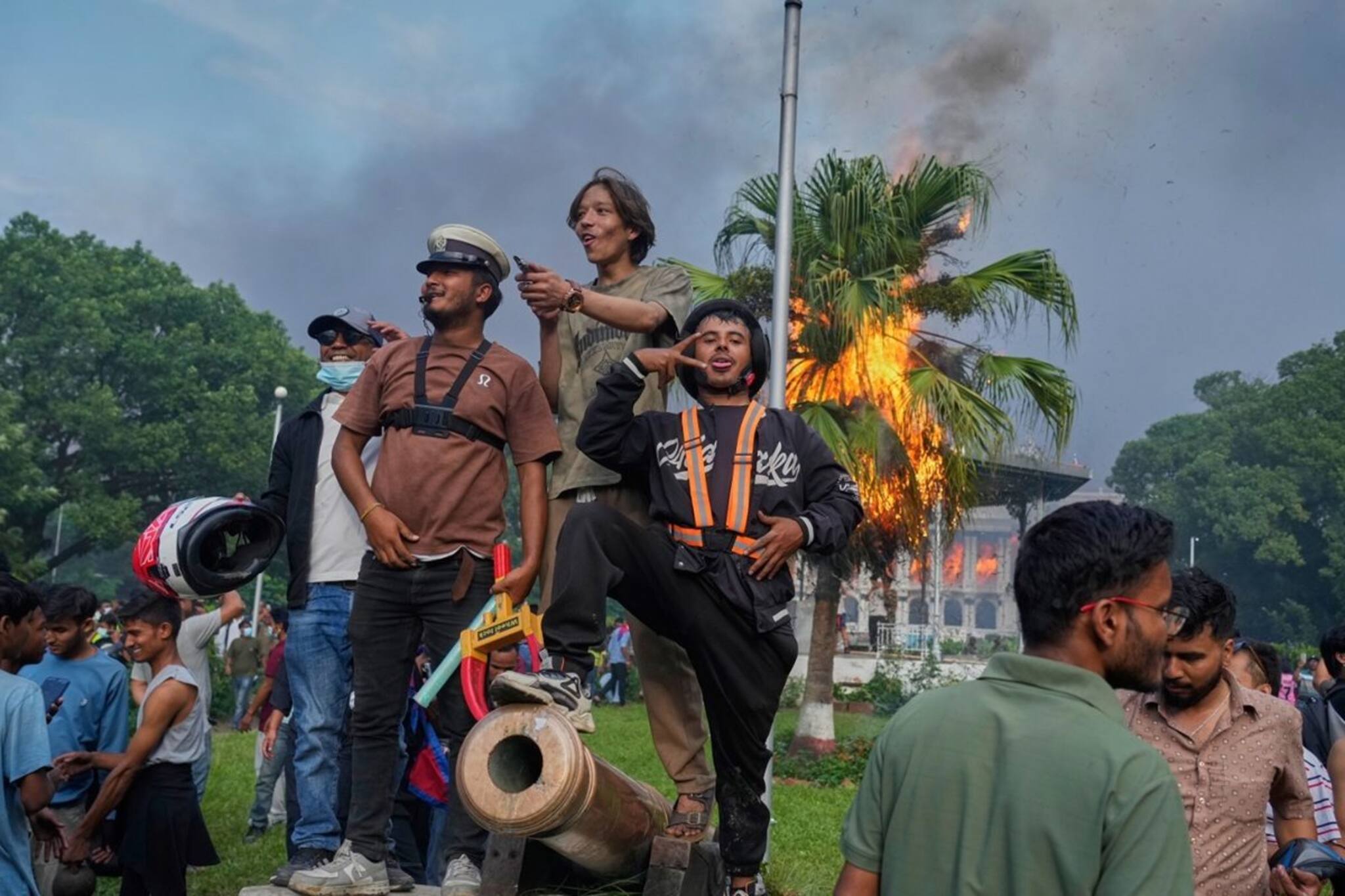 জেন Z আন্দোলনে সুশীলা বনাম বালেন শিবিরের তুমুল ধাক্কাধাক্কি! কার হাতে যাবে ক্ষমতা!